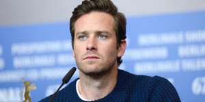 Звезда "Агентов А.Н.К.Л" Арми Хаммер завершил лечение от зависимостей после обвинений в изнасиловании и канибализме