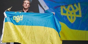 Бенедикт Камбербэтч развернул украинский флаг на кинофестивале в Санта-Барбаре