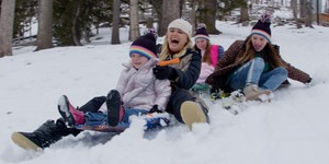 Сімейні змагання та романтика у новому трейлері святкової комедії "Різдвянна класика" з Малін Акерман і Райаном Генсеном