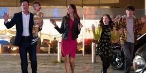 Марк Уолберг готовий залишити небезпечне минуле заради сім'ї  у новому трейлері фільму "План сімейних пригод"