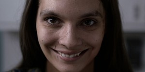 Світова зірка Наомі Скотт повертається у жахливий світ "Smile 2"