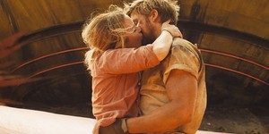 Ева Мендес жартує про поцілунки Райана Гослінга з Емілі Блант у фільмі "Каскадер"