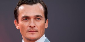 Велоцираптори повертаються: Руперт Френд стане зіркою нового фільму "Світ Юрського періоду"