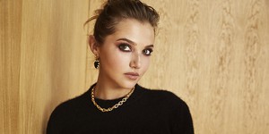 Зірка "Sex Education", Мія-МакКенна Брюс, доповнює вражаючий акторський склад екранізації твору Агати Крісті "Таємниця семи циферблатів"