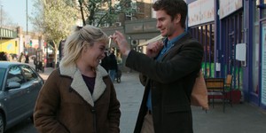 Доленосна зустріч у лікарні Ендрю Гарфілда та Флоренс П'ю в зворушливому трейлері романтичної драми "We Live In Time" від Джона Кроулі