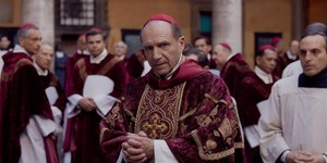 Рейф Файнз у ролі кардинала Лоуренса в напруженому трейлері стрічки "Конклав"