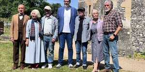 Стівен Спілберг завітав на зйомки адаптації Netflix "Клуб вбивств по четвергах" за романами Річарда Османа