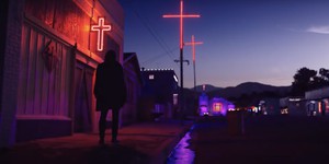 Релігійні символи, злочини та загадки у першому лякаючому трейлері містичного серіалу "Гротеск" від Райана Мерфі