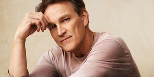 Зірка серіалу "Справжня кров" Стівен Мойєр зіграє головну роль у кримінальній драмі "Art Detectives" для Acorn TV