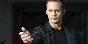 Олександр Скарсгард повертається до ролі сексуального вампіра в серіалі "Що ми робимо в тінях"