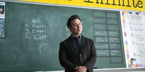 Комедійний серіал "Вчитель англійської" продовжили на другий сезон, попри сексуальний скандал навколо головного актора